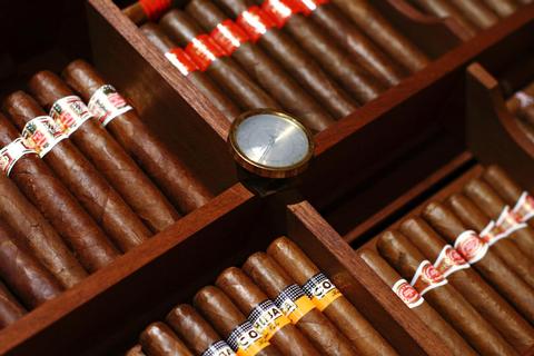 Ricardo: Zigarren und Designer-Möbel beliebt